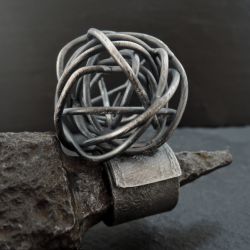 srebrny szeroki pierścień z drucianą kulą